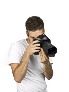 fotoğrafçı bir DSLR fotoğraf makinesi ile