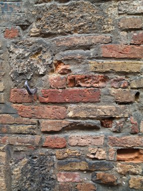 pocked tuğla duvar