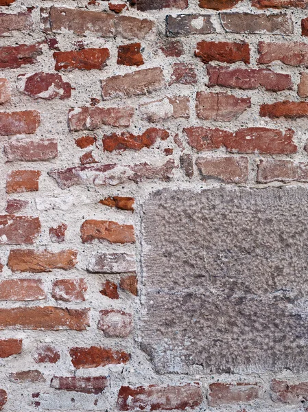 Red brick wall with single block — Stock Photo, Image