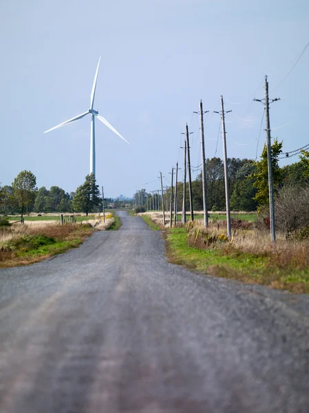 100 väg med vindkraftverk i bakgrunden — Stockfoto