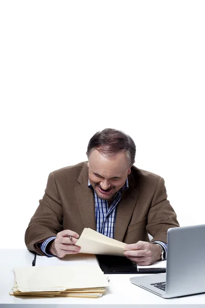 Businessman reading a report — Stock Photo, Image