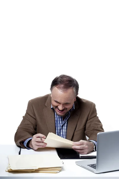 Zakenman lezen van een verslag — Stockfoto