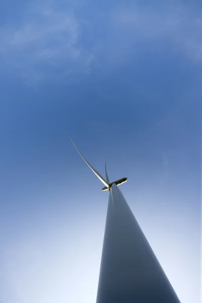 446 вітрових турбін проти блакитного неба — стокове фото