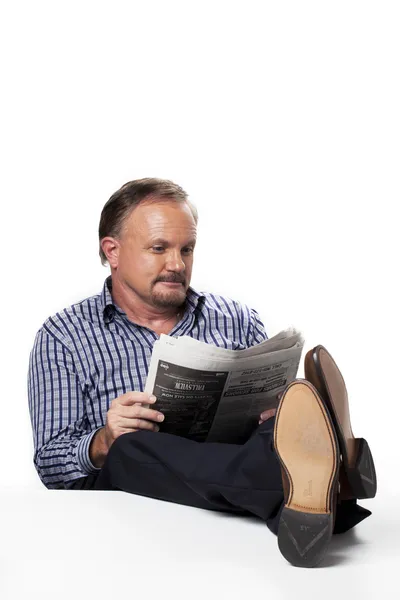 457 mature businessman reading newspaper — Stock Photo, Image