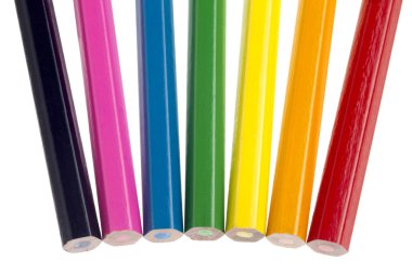 beyaz zemin üzerine 716 renkli kalemler