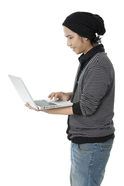 一个男孩用的笔记本电脑的侧面图 — 图库照片