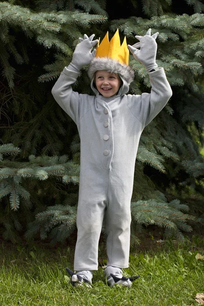 11 lekfulla elementära pojken i fancy dress kostym — Stockfoto