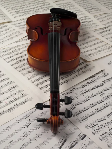 136 Notenblätter und Violine — Stockfoto