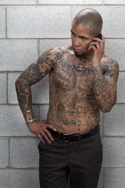 Shirtless man praten op mobiele telefoon — Stockfoto