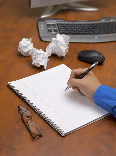 Menselijke hand schrijven op Kladblok — Stockfoto