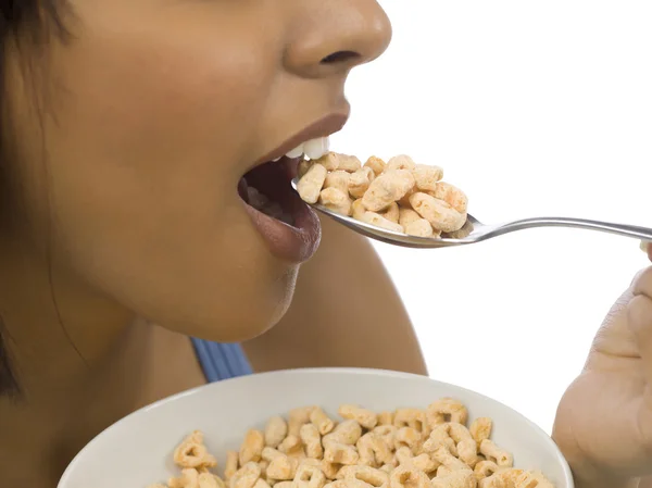 Γυναίκα τρώει δημητριακά — Φωτογραφία Αρχείου