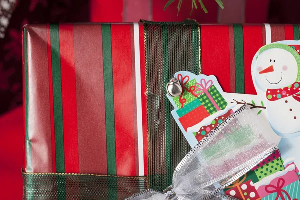 Pegatina muñeco de nieve en la caja de regalo de Navidad — Foto de Stock