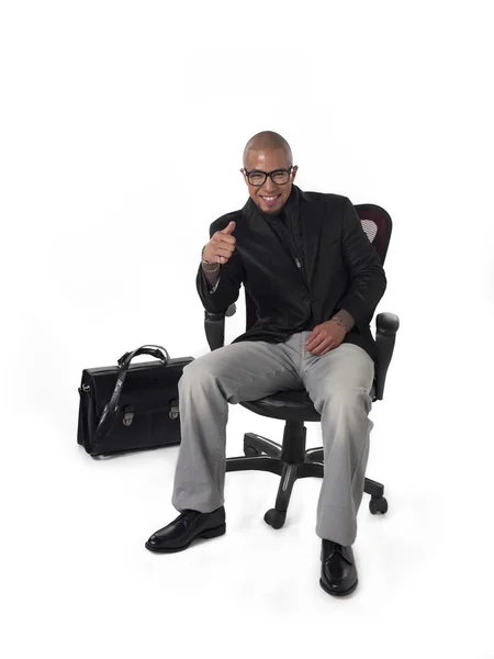 Hombre de negocios afroamericano haciendo gestos con los pulgares hacia arriba —  Fotos de Stock