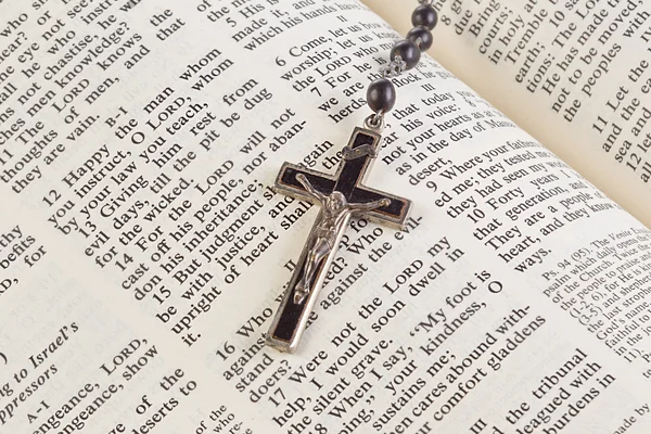 628 Bible et crucifix — Photo