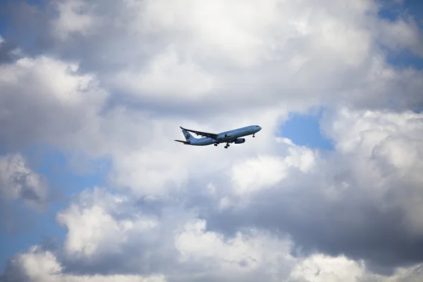 667 bilden av ett kommersiellt flygplan — Stockfoto