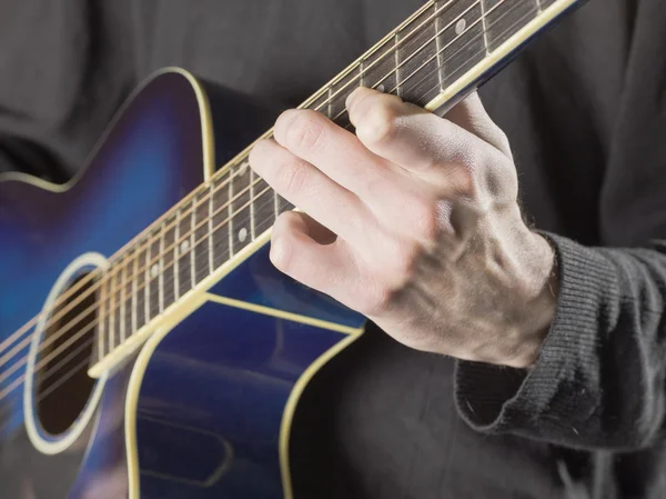 678 tocando guitarra acústica — Fotografia de Stock