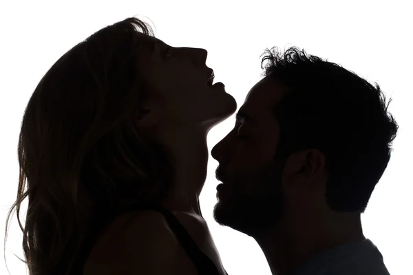 Мужчина собирается поцеловать женскую шею — стоковое фото