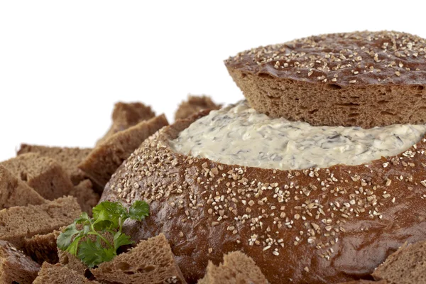 328 пумперникелевый хлеб со шпинатным соусом — стоковое фото