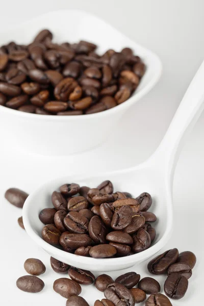 337 kaffebönor på en maträtt — Stockfoto