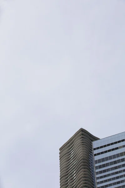 349 снимок офисного здания с низким углом — стоковое фото