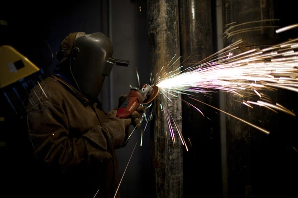 747 image of a welder cutting metal — Stock Photo, Image