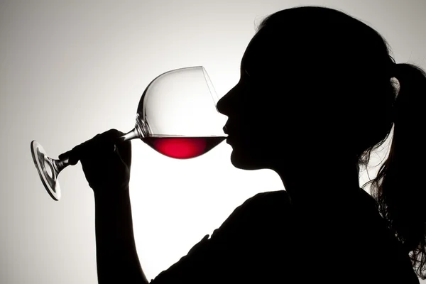 306 Frauen trinken Rotwein — Stockfoto