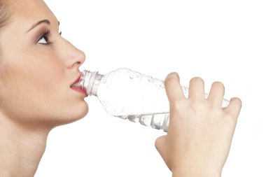 Teen model closup temiz su şişesi dışında içme suyu
