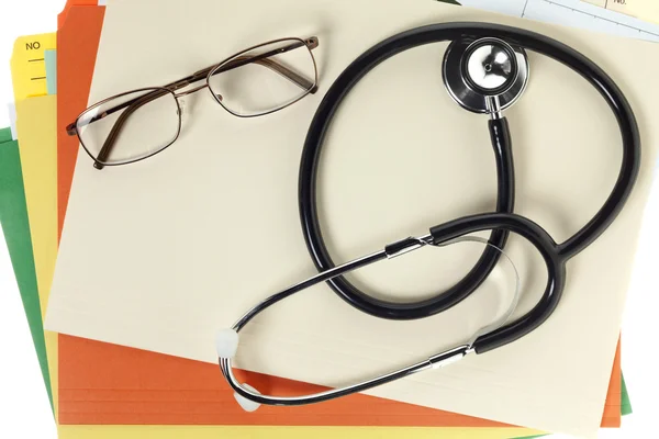 Estetoscópio com relatórios médicos e óculos — Fotografia de Stock