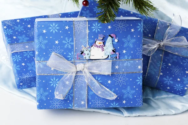Close up shot of a christmas gift wrapped in shiny ribbon wit — Stock Photo, Image