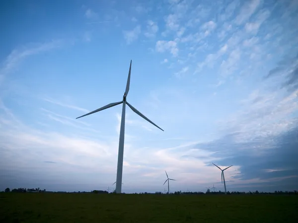 背景の空の風力発電所 — ストック写真