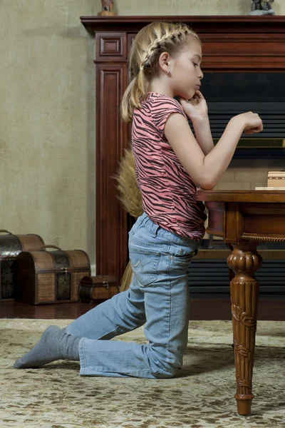 Little girl playing checkers — Stock Photo, Image