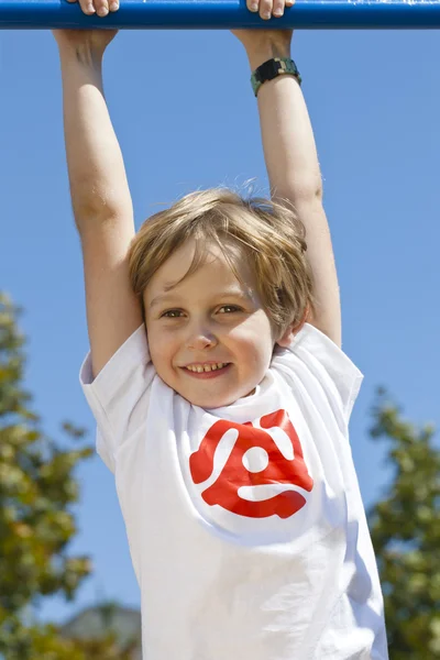 539 Porträt eines Jungen, der an Affenstäben hängt — Stockfoto