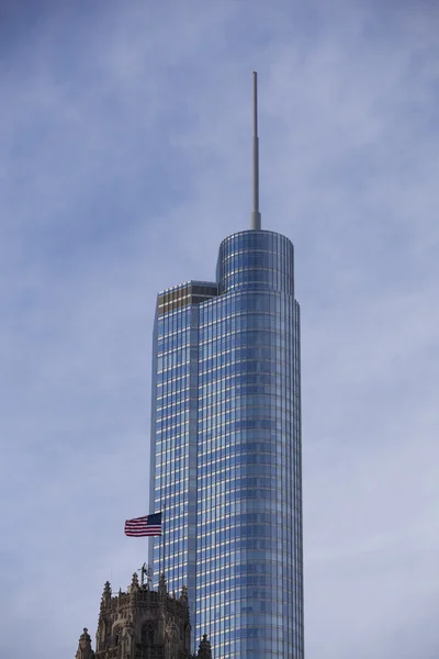 544 colpo basso angolo di un edificio alto — Foto Stock