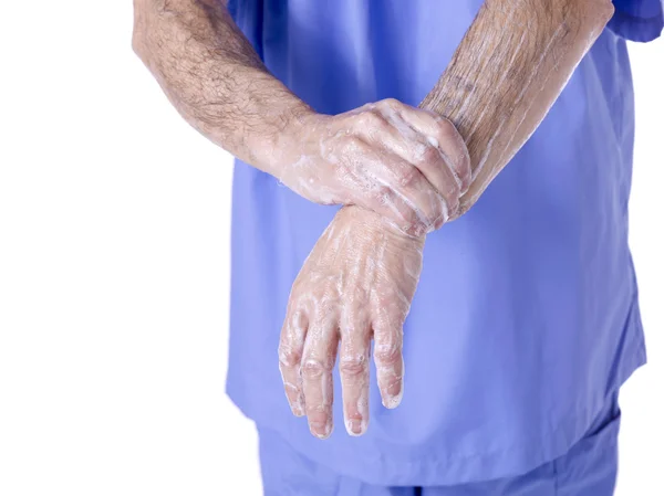 Хирург моет руки — стоковое фото