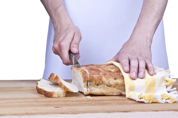 Lidská ruka, krájení chleba — Stock fotografie