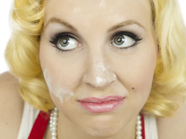 Piękna młoda kobieta z mąki na jej twarzy — Zdjęcie stockowe