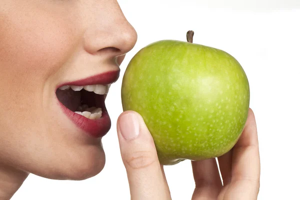 599 vrouwen bijten in verse apple close-up op witte achtergrond — Stockfoto