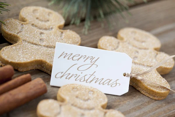 Afbeelding van een vrolijk Kerstmis tag met peperkoek snoepjes — Stockfoto