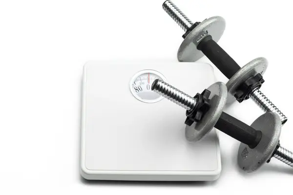 Dumbbells and weight scale — Stock Photo, Image