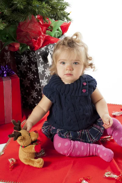 Portret van een meisje van de baby zitten met teddy bear — Stockfoto