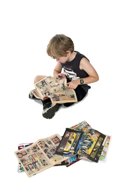 Jongen lezing comic boek — Stockfoto