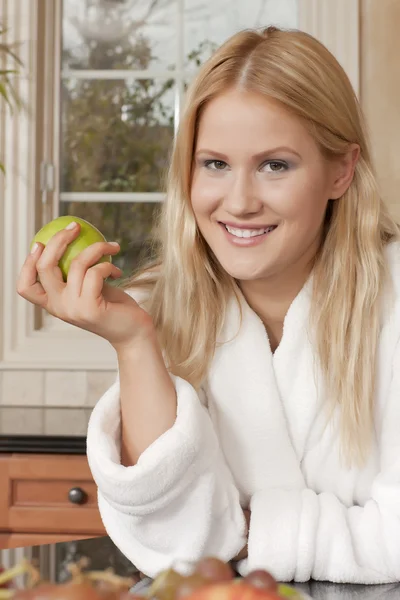 Happy woman holding apple — Stockfoto