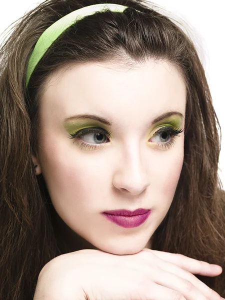 Hermosa joven mujer usando maquillaje — Foto de Stock