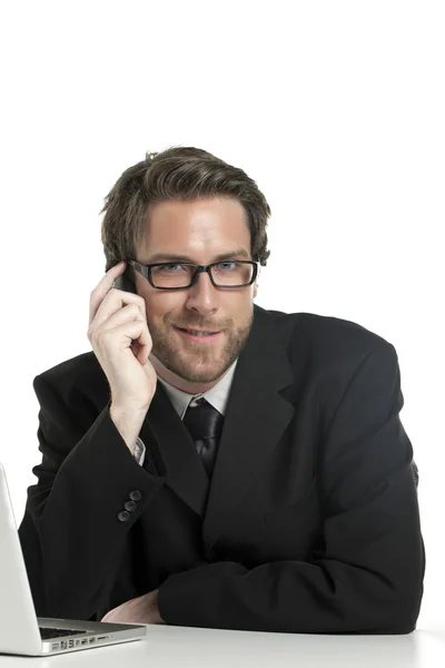 Un hombre de negocios sonriente hablando por teléfono —  Fotos de Stock