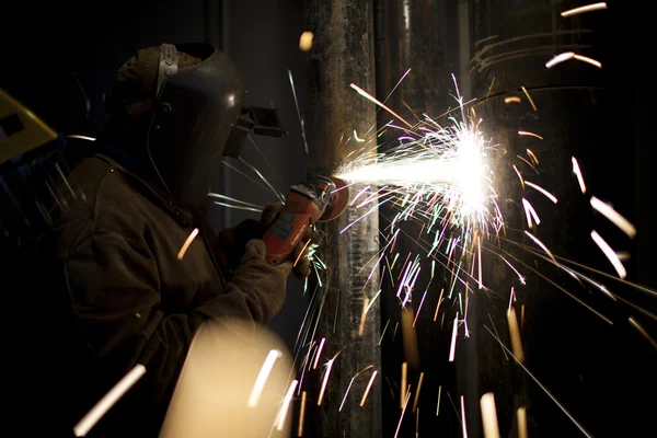 Imagem de um soldador com ferramenta de corte de metal — Fotografia de Stock