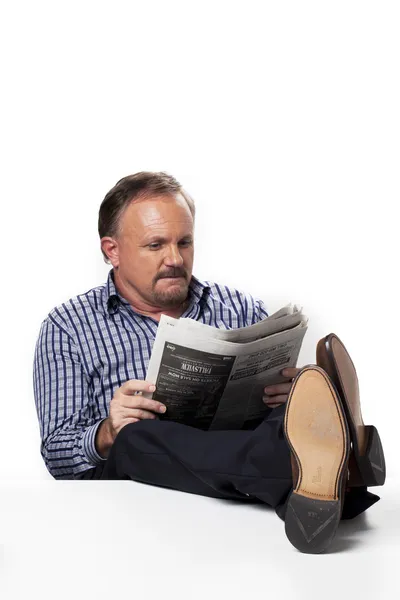 Zakenman lezing krant — Stockfoto