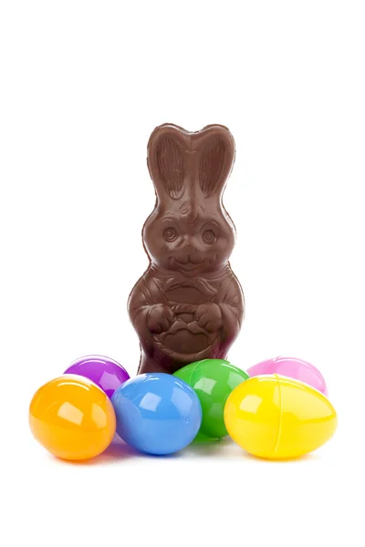 Czekoladowy króliczek i kolorowe jaja — Zdjęcie stockowe