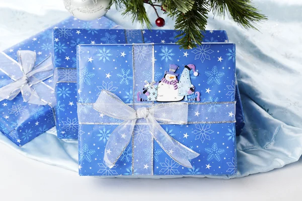 Pegatina de muñeco de nieve en la caja de regalo de Navidad azul — Foto de Stock