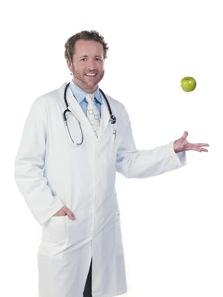 Retrato de un médico tirando manzana verde — Foto de Stock