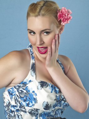 sarışın bir kadın çiçek saç